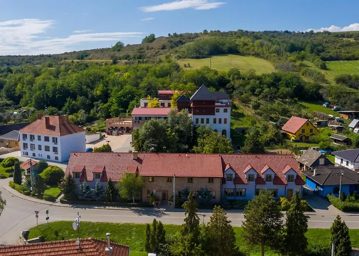 Hotel Adina - Resort Hotel Kurdejov & Art Wine Hall