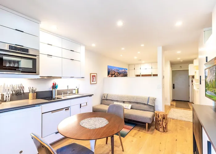 Modern Hotel-Style Studio - Timber Creek Lodge #210