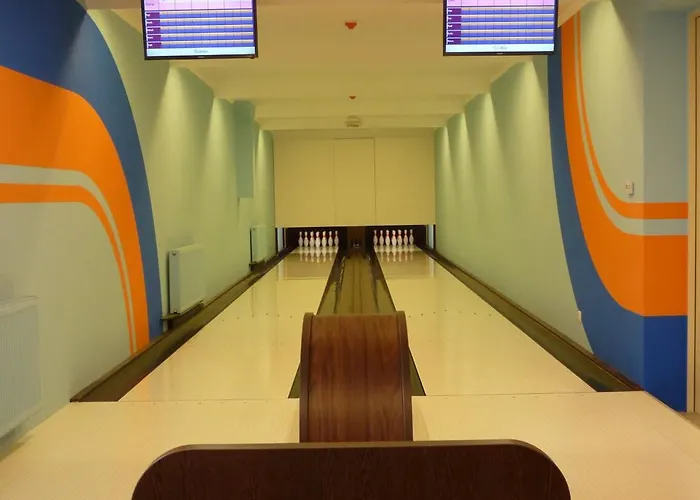 Parton Hotel & Bowling