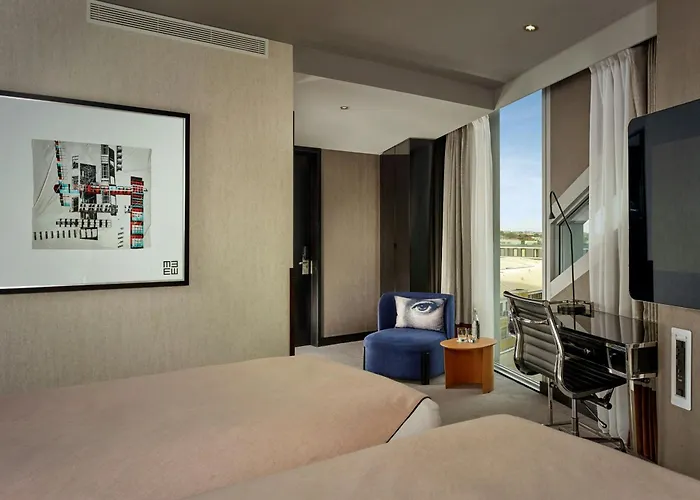 Montcalm East, Autograph Collection
