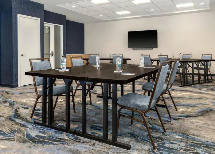 Fairfield By Marriott Inn & Suites Kansas City At The Legends