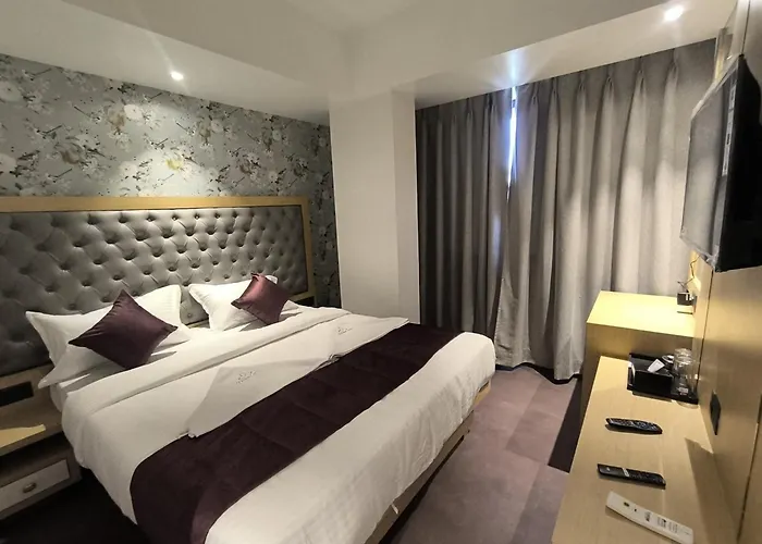 Golden Oasis Suites