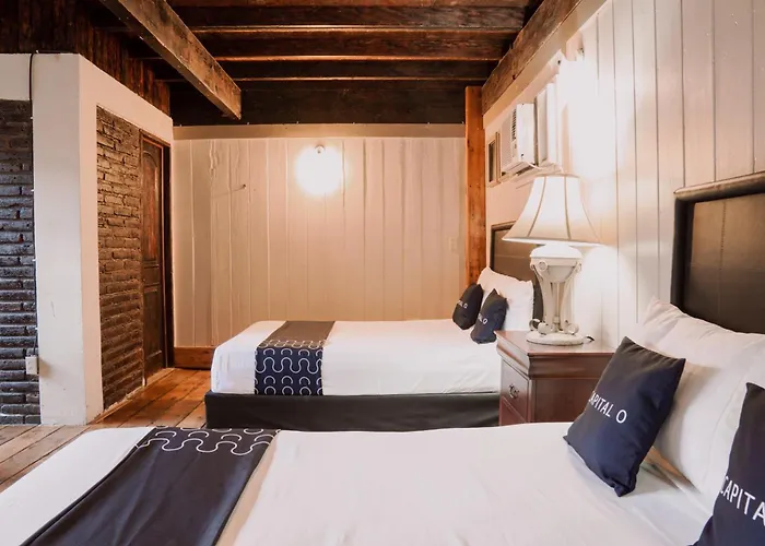 Capital O Hotel Villa Azura