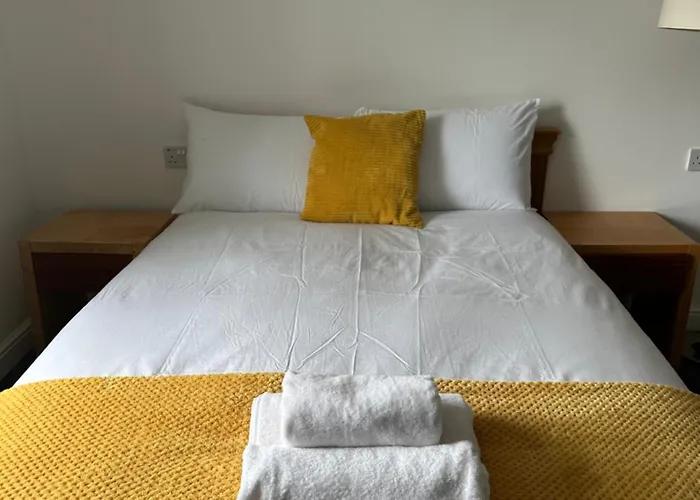 Continental Hotel With Access To Shared Kitchen