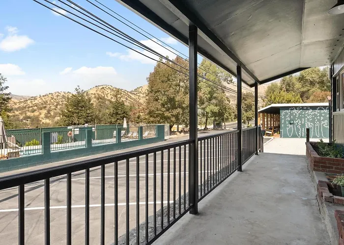 The Whitney- Sequoia Motel Rm7