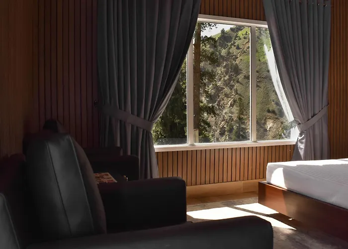 Roomy Mountain Top Resort, Batakundi