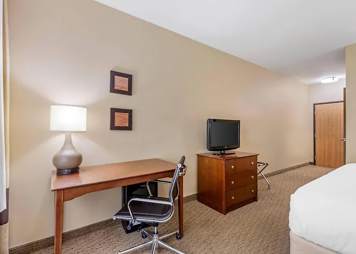 Comfort Inn & Suites East Moline Near I-80