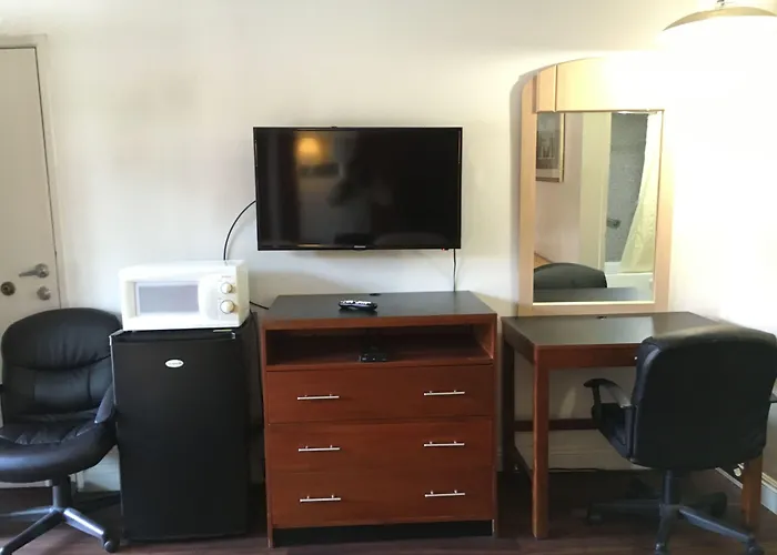Riverside Inn & Suites