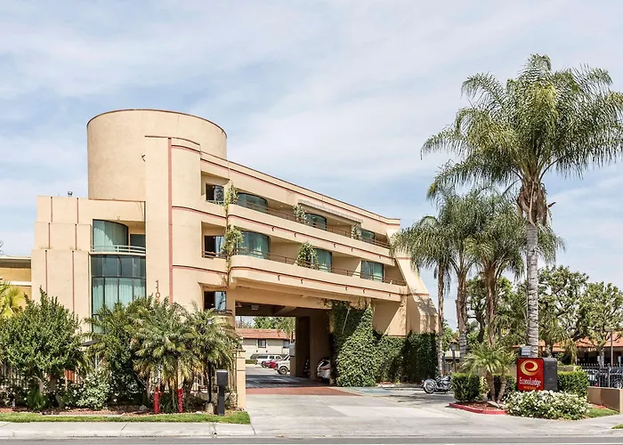 Econo Lodge Inn & Suites Riverside - Corona