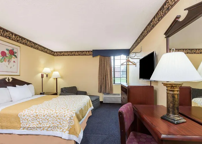 Days Inn & Suites By Wyndham Youngstown / Girard Ohio