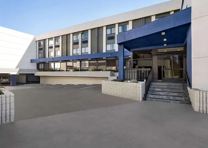 Baymont By Wyndham Monterey Park Hotel