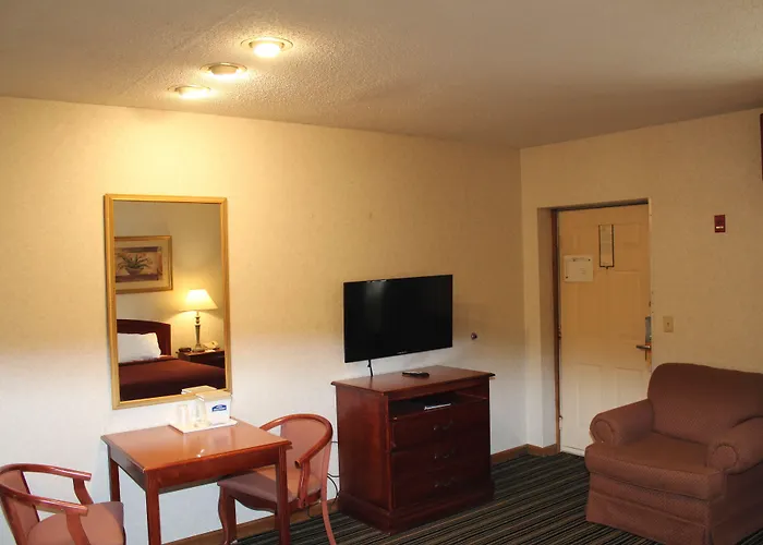 Howard Johnson By Wyndham Lenox