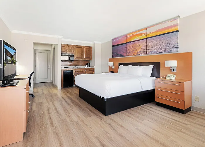 Days Inn & Suites By Wyndham Roseville/Detroit Area