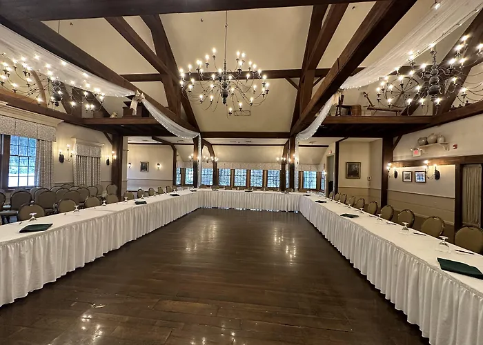 Publick House Historic Inn And Country Motor Lodge