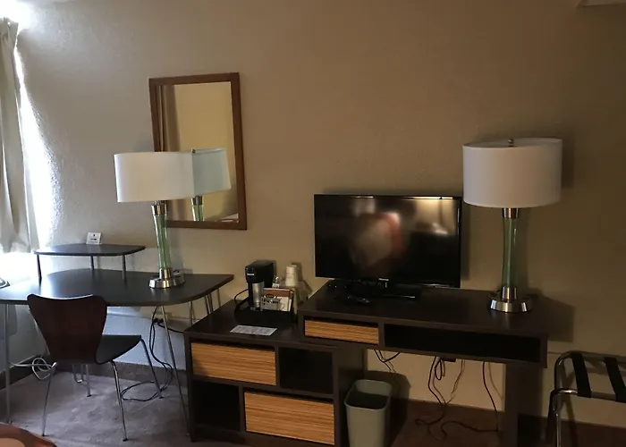 Super 8 By Wyndham Redfield