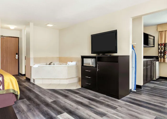 Super 8 By Wyndham Clinton