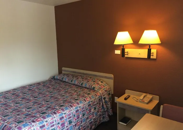 Travelodge By Wyndham Raton