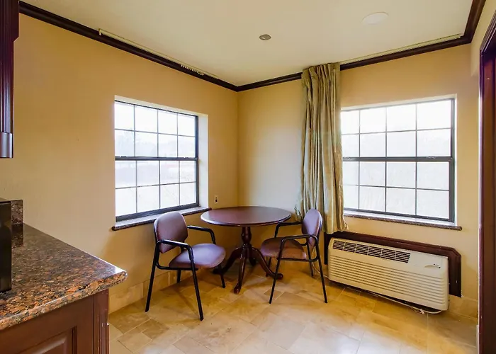 Oyo Pinewood Inn & Suites Silsbee