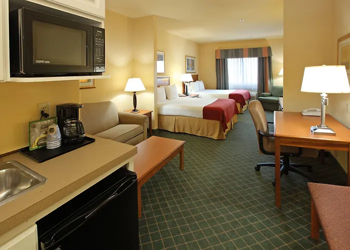 Holiday Inn Express & Suites Magnolia-Lake Columbia