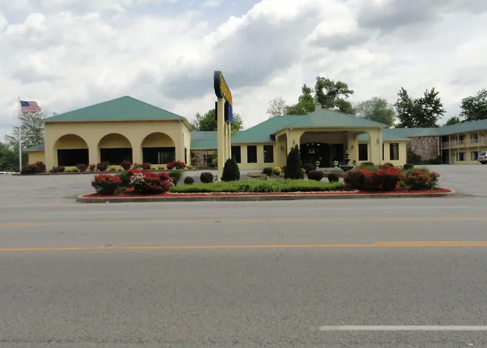 Golden Manor Inn & Suites