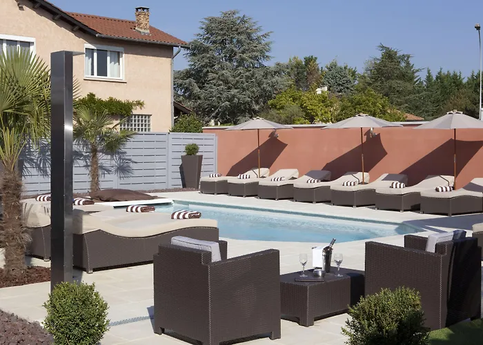 Logis Hôtel Les Pierres Dorées