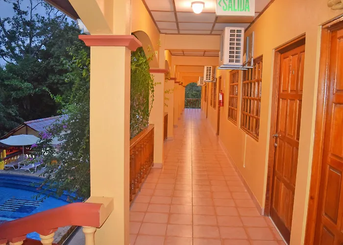 Hotel Tres Banderas