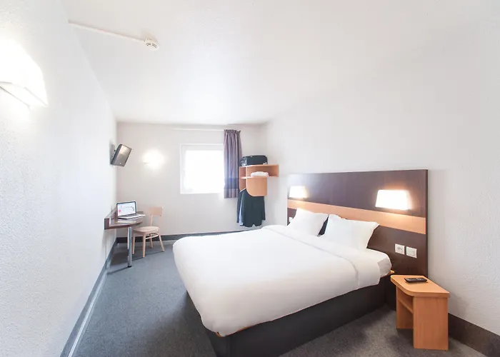 B&B HOTEL Nîmes Centre Arènes