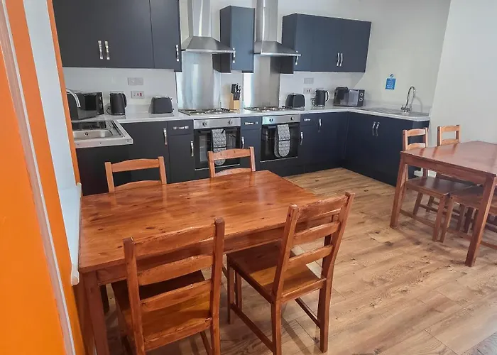 Hullywood Rooms With Shared Kitchen Facilities