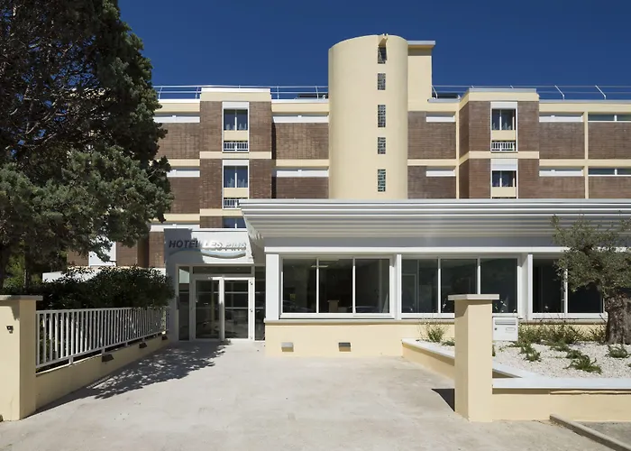 Opéralia Hôtel les Pins