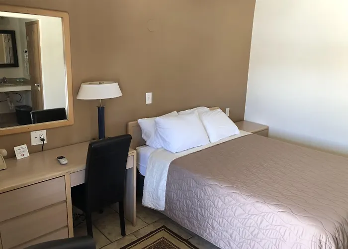 Toppers Motel