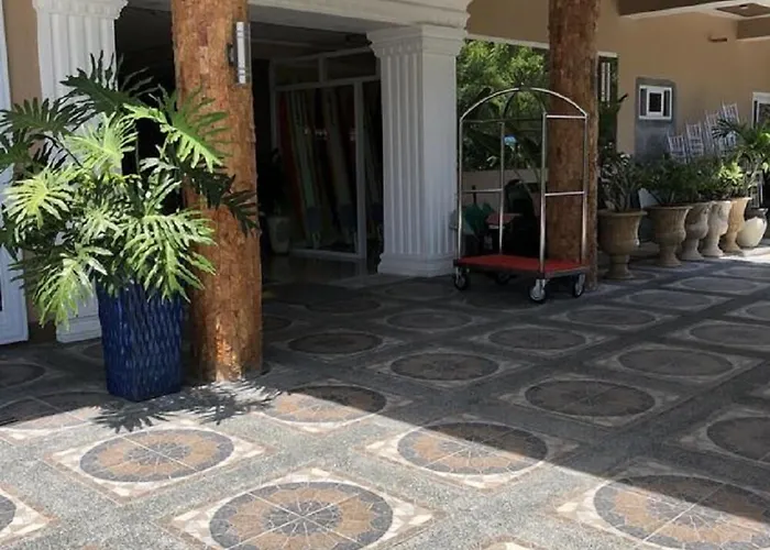 Em Royalle Hotel & Beach Resort
