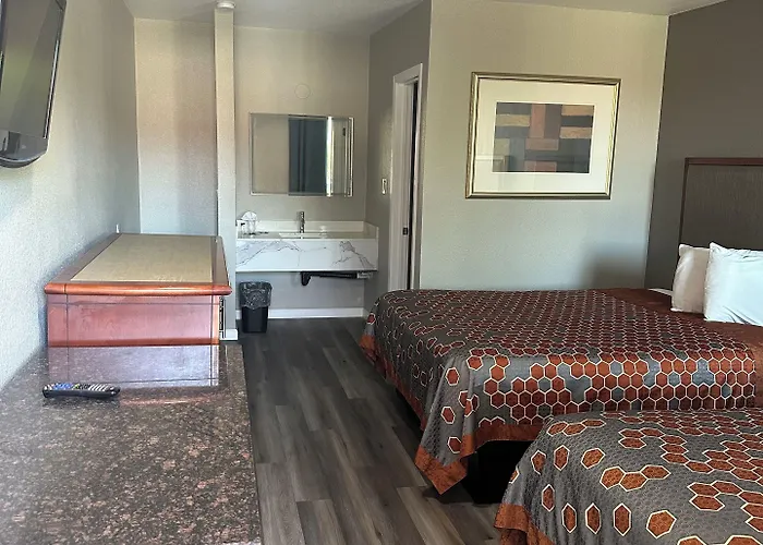 Royal Motel Tracy
