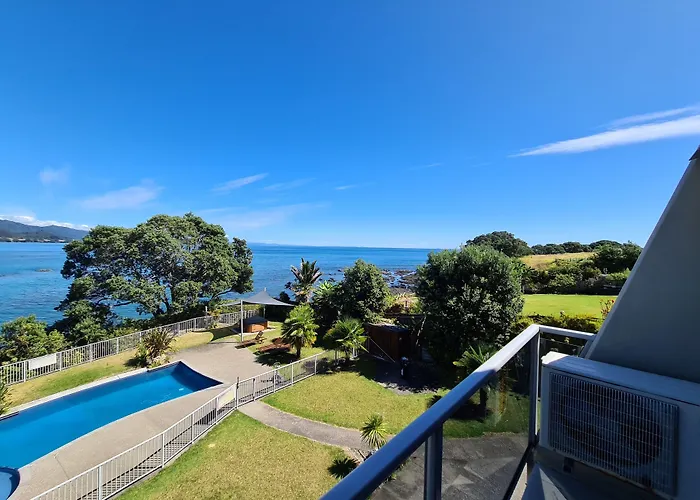 Te Kaha Beach Hotel