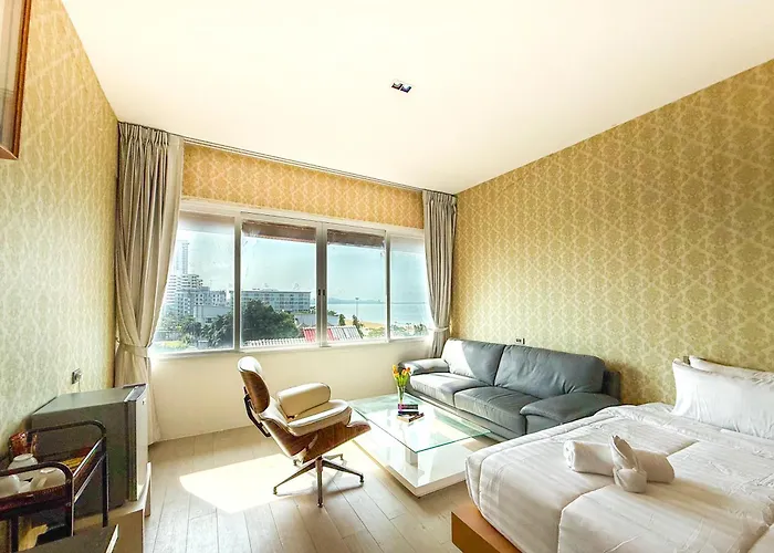 Jomtien Sands Residence - Beachfront, Relax & Amazing Seafood Dining