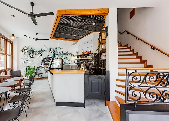 Djumba Hotel & Cafe