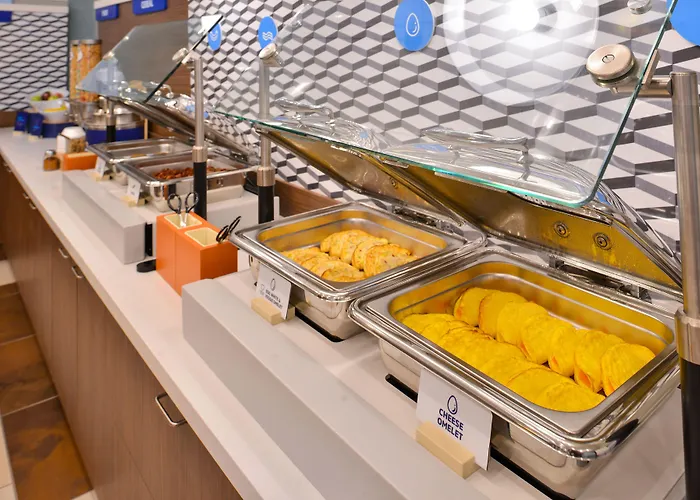 Holiday Inn Express & Suites - Madison By Ihg