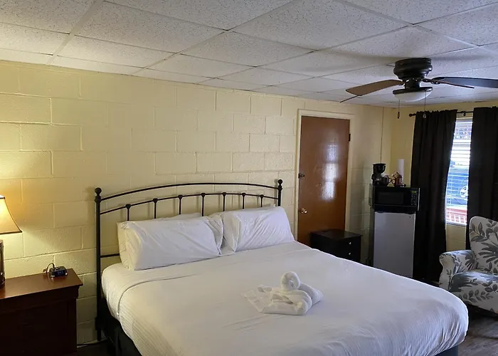 Ji10 - Queen Guest Room Located At The Joplin Inn