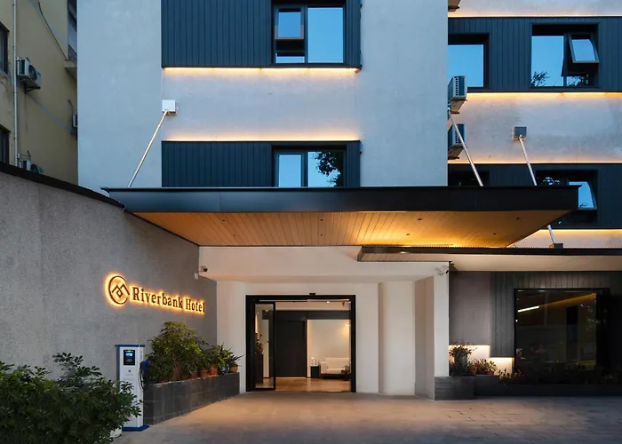 Riverbank Hotel