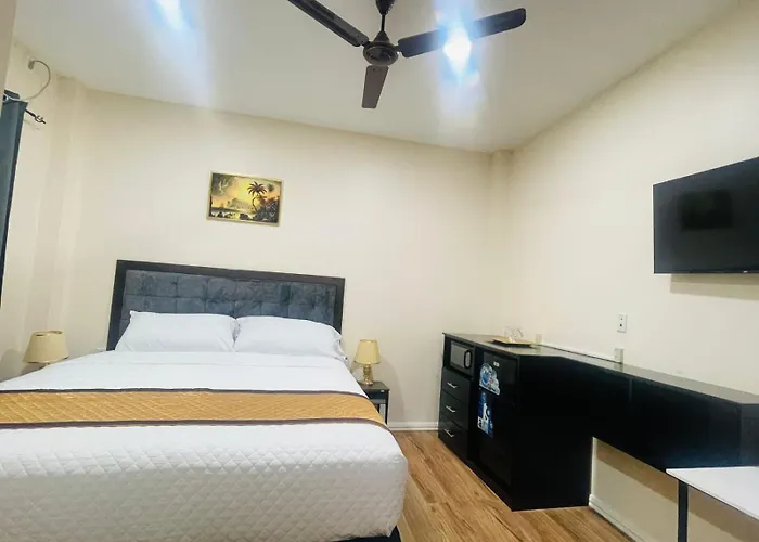 Rey'Z Hotel And Suites