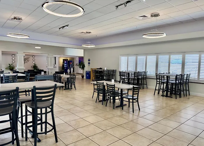 Days Inn & Suites By Wyndham Lakeland