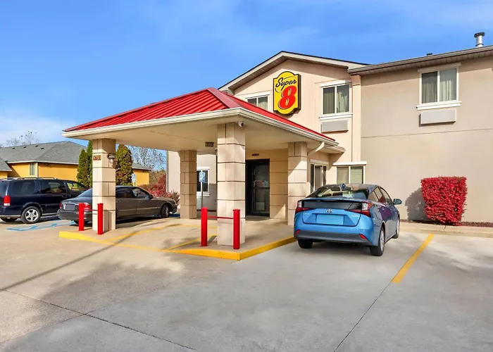 Super 8 By Wyndham Bloomington University Area