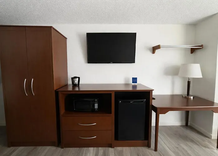 Hotel 8