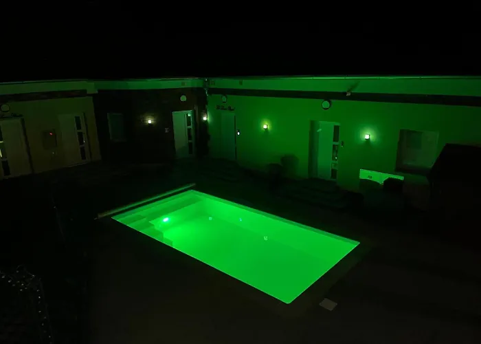 La Luna Petite Suite Deluxe Apartment With Pool & Jacuzzi, Bikes And Secured Parking