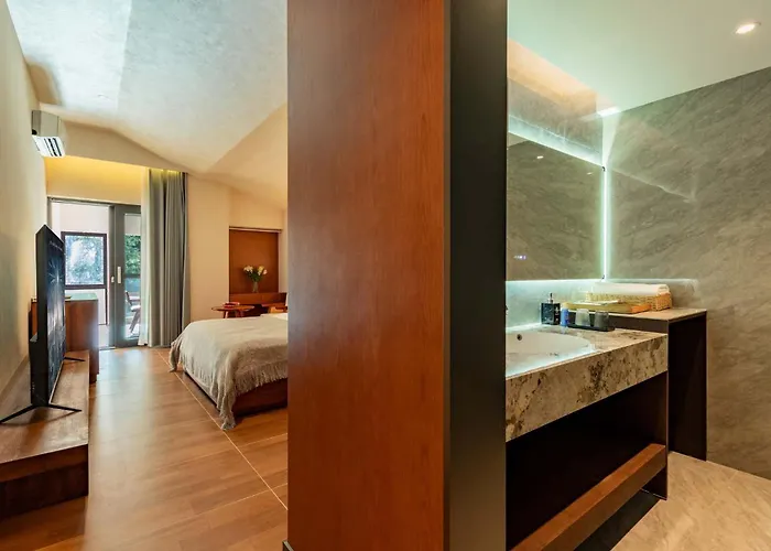 Jade Peak Hot Spring Villa