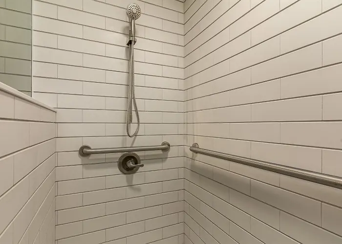 Urban-Chic King Suite Near Siu Carbondale
