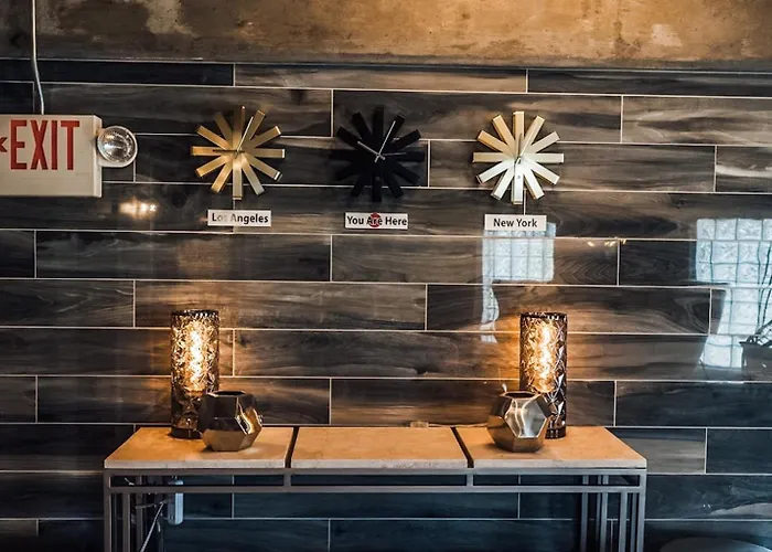 Urban-Chic King Suite Near Siu Carbondale