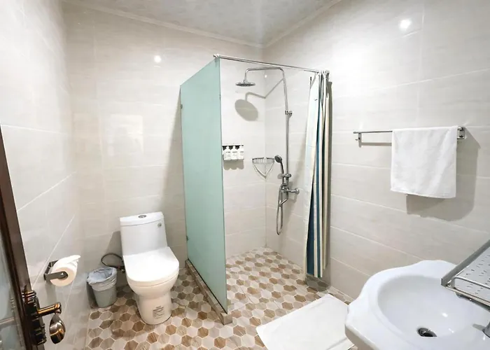 Crown Royale Hotel & Lounge