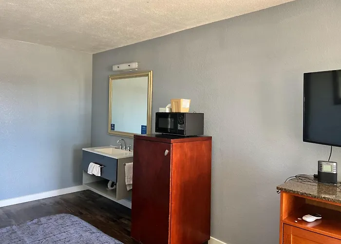 Oasis Inn And Suites