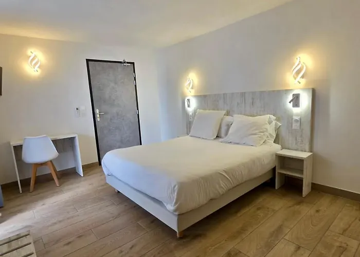 Hotel Les Palmiers En Camargue