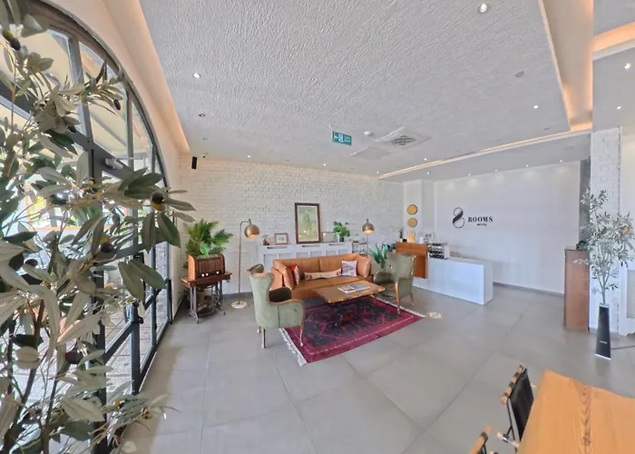 8 Rooms Hotel